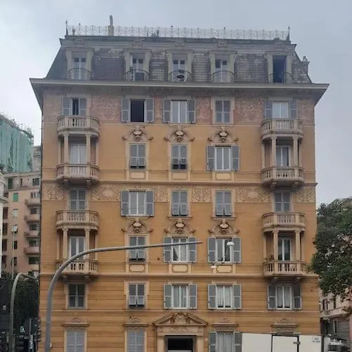 Un Nido Sui Tetti Vicino Al Mare Γένοβα